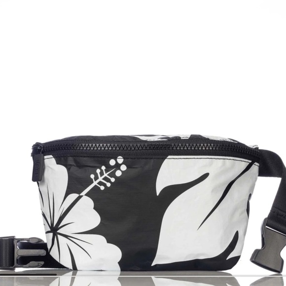 Aloha Collection MINI HIP PACK
Waipiʻo in Black & White Sold Out New With Tag - Picture 2 of 7